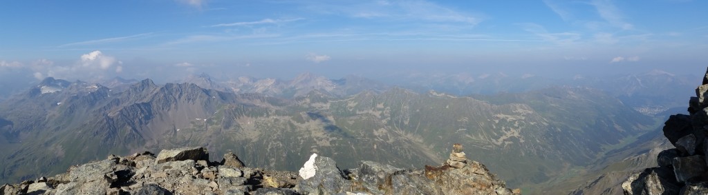 Panoramabild nach Westen vom Schwarzhorn aus auf 3140 müM.