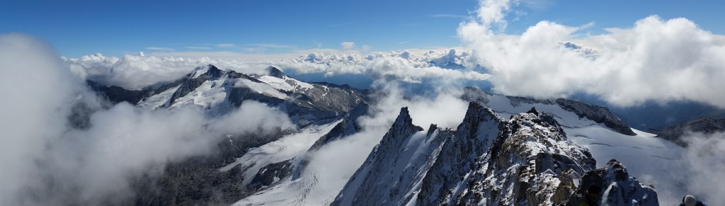 Blick vom Hochfeiler auf Berggipfel und Gletscher.